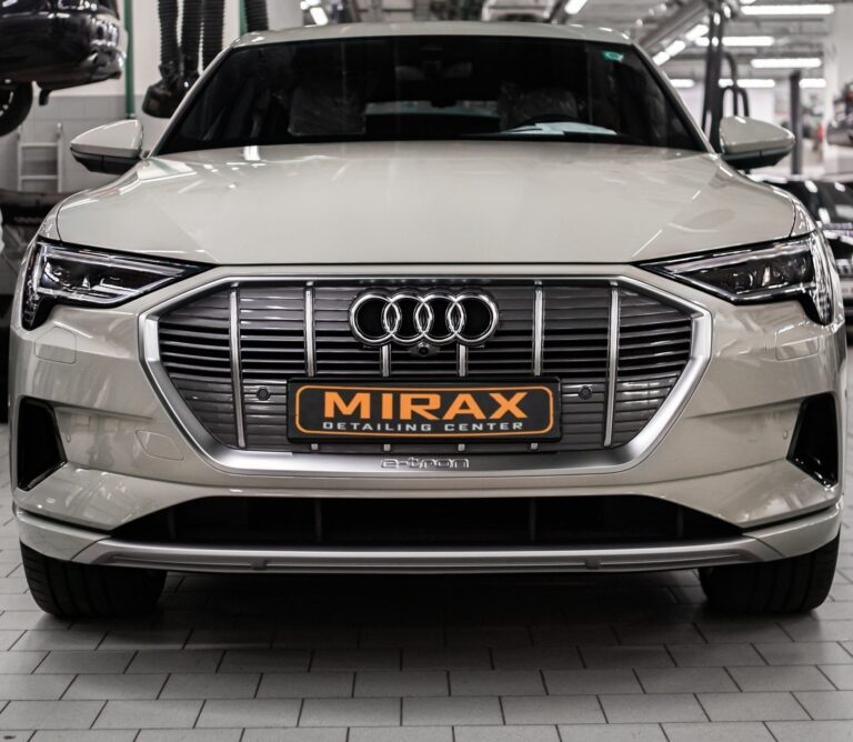 Audi E-TRON оклеена передняя часть автомобиля в прозрачную полиуретановую пленку SunTek