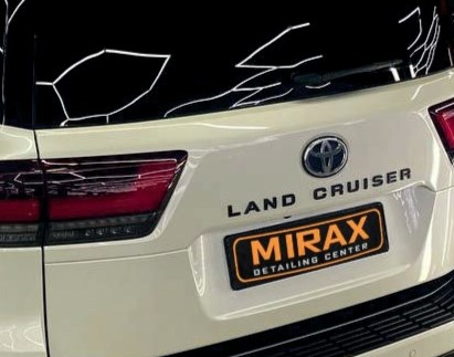 Оклейка верхней части автомобиля Toyota (Тойота) Land Cruiser 300 черной цветной антигравийной глянцевой полиуретановой пленкой WEMATEC Royal Black Gloss WL-PPF-G 90021 1.52 x 18 м и тонирование задней полусферы металлизированной пленкой Spectroll 5% 
