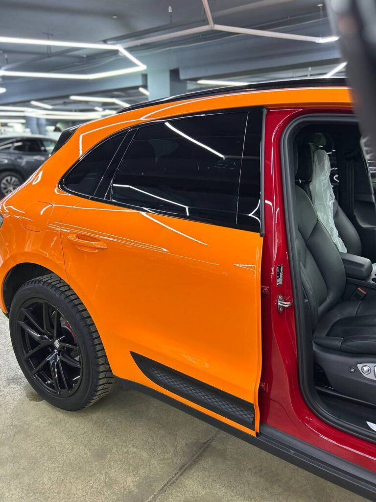 Porsche Macan в апельсиновом цвете: оклейка полиуретаном и детейлинг в Москве
